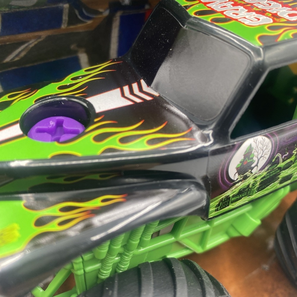Monster Jam Mechanix Grave Digger Build & Rebuild 1:32 Race Truck Kit - Picture 3 of 13